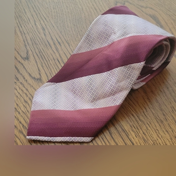 Kenneth Cole Men's 100% Silk Tie Pink Striped Pattern ~ Designer Men's Silk Tie - Picture 3 of 3